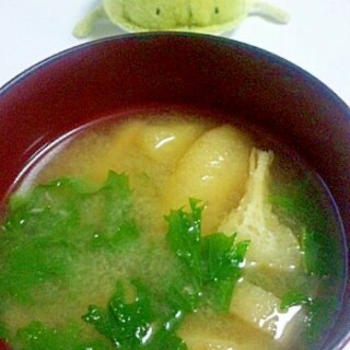 青臭くない★わさび菜と油揚げの味噌汁